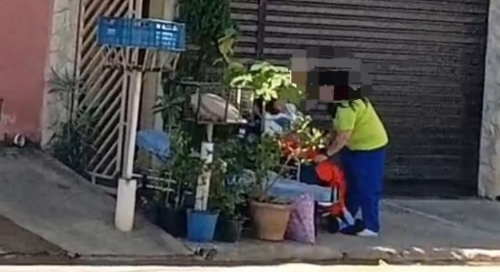 Moradores gravam a dificuldade dos socorristas para atender uma idosa